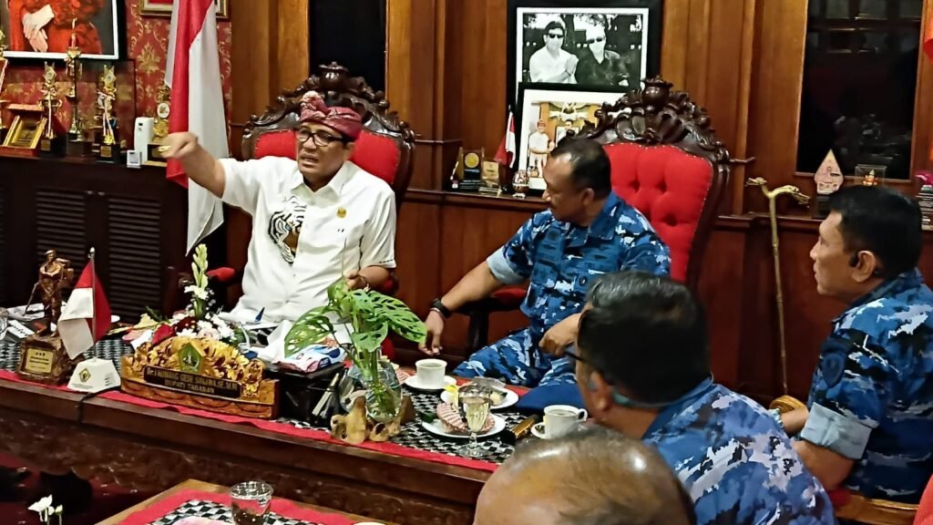 BERI PENJELASAN - Bupati Tabanan I Komang Gede Sanjaya memberi penjelasan mengenai upaya kerasnya mempertahankan sektor pertanian agar Tabanan tetap menjadi lumbung beras Bali. (BIG.com/dok)
