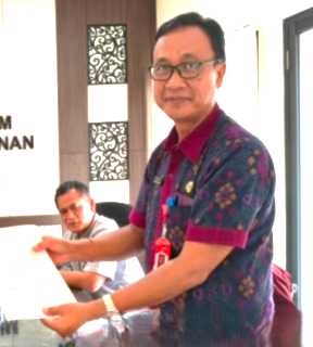 MELAPOR - Plt.Dirut Perumda Sanjayaning Singasana I Nyoman Hari Sujana, S.E., MSi., saat melapor ke Polres Tabanan pada Rabu (25/3/2026) siang. BIG.com/Global Bali Dewata