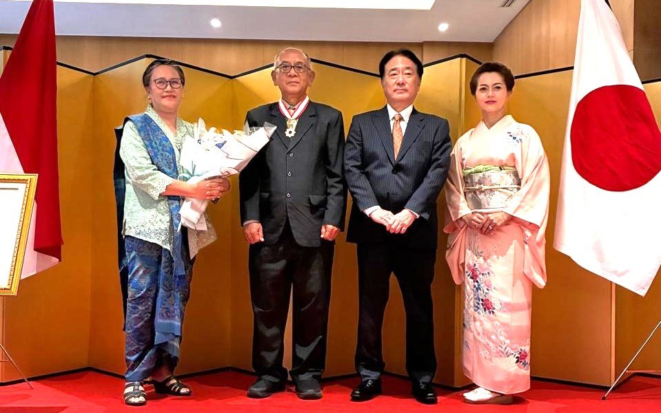 FOTO BERSAMA - Prof. I Gede Putu Wirawan bersama istri foto bersama dengan Konsul Jenderal Jepang di Denpasar, Miyakawa Katsutoshi dan istri, pada Senin (16/3). BIG.com/ist