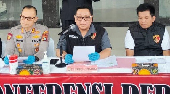 PERKEMBANGAN KASUS - Direskrimum Polda Bali Kombes Pol. Dr. I Gede Adhi Mulyawarman bersama Kapolres Badung AKBP Josef E. Purba dan jajaran Jatanras menyampaikan perkembangan kasus pembunuhan pria asal Belanda pada Sabtu (28/3/2028). (BIG.com/ist)