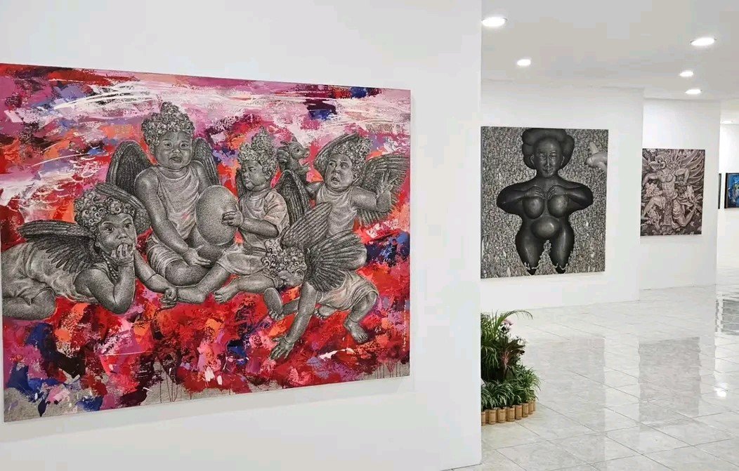 BUBUHKAN TANDA TANGAN - Wayan Kun Adnyana membubuhkan tanda tangan di kanvas menandai pameran lukisan karyanya di Nata-Citta Art Space (N-CAS), Institut Seni Indonesia Bali (ISI Bali) yang dibuka Menteri Pariwisata (Menpar) Widiyanti Putri Wardhana pada Rabu (25/3/2026).
