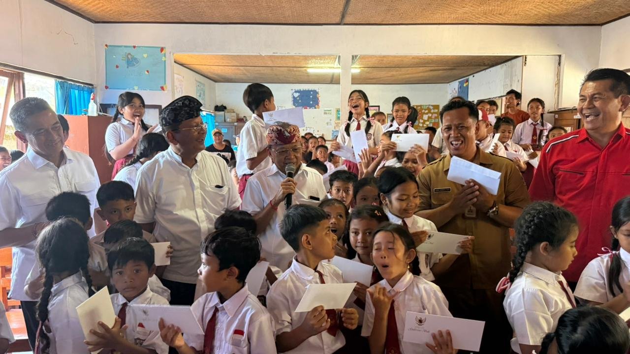 SERAHKAN BANTUAN - Gubernur Bali Wayan Koster saat menyerahkan bantuan secara simbolis senilai Rp1 miliar untuk perbaikan empat bangunan yang rusak di Pura Luhur Pucak Tinggah, Banjar Angseri, Desa Angseri, Kecamatan Baturiti, Tabanan, Senin (30/3/2026).
(BIG.com/ist)