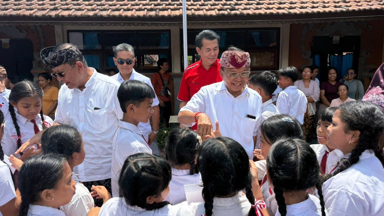 SERAHKAN BANTUAN - Gubernur Bali Wayan Koster saat menyerahkan bantuan secara simbolis senilai Rp1 miliar untuk perbaikan empat bangunan yang rusak di Pura Luhur Pucak Tinggah, Banjar Angseri, Desa Angseri, Kecamatan Baturiti, Tabanan, Senin (30/3/2026).
(BIG.com/ist)