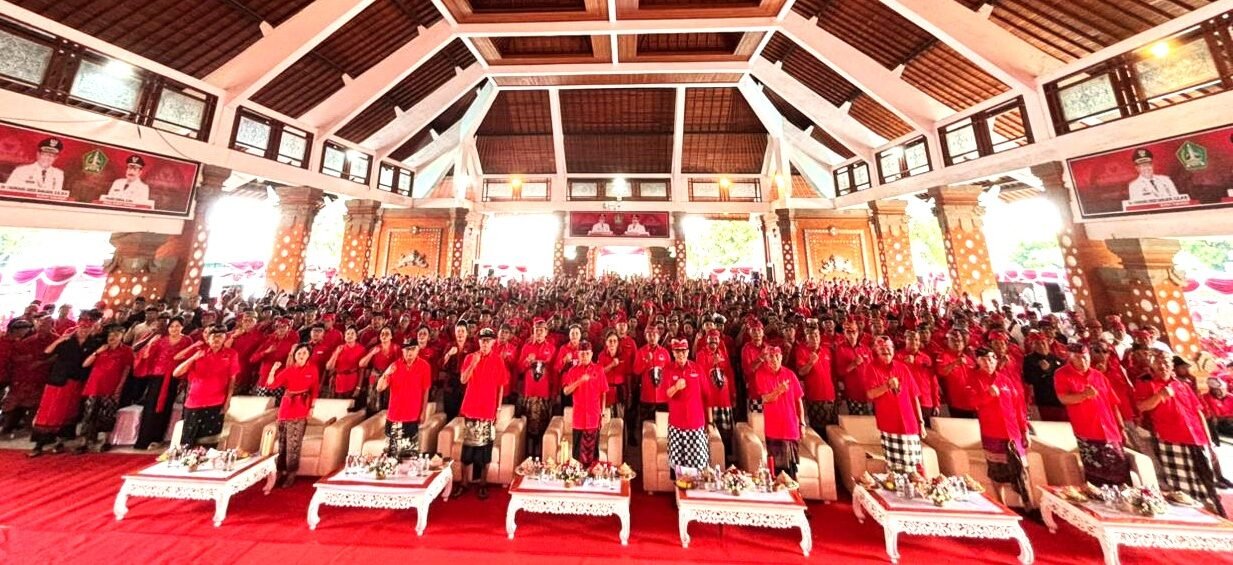 PENGUKUHAN PENGURUS - Ketua DPD PDIP Provinsi Bali Wayan Koster bersama Ketua DPC PDIP Tabanan I Komang Gede Sanjaya saat pengukuhan 5.079 pengurus PAC, ranting, dan anak ranting PDIP se-Kabupaten Tabanan masa bakti 2025-2030 di Gedung I Ketut Marya, Tabanan, pada Selasa (24 Maret 2026).
BIG.com/ist