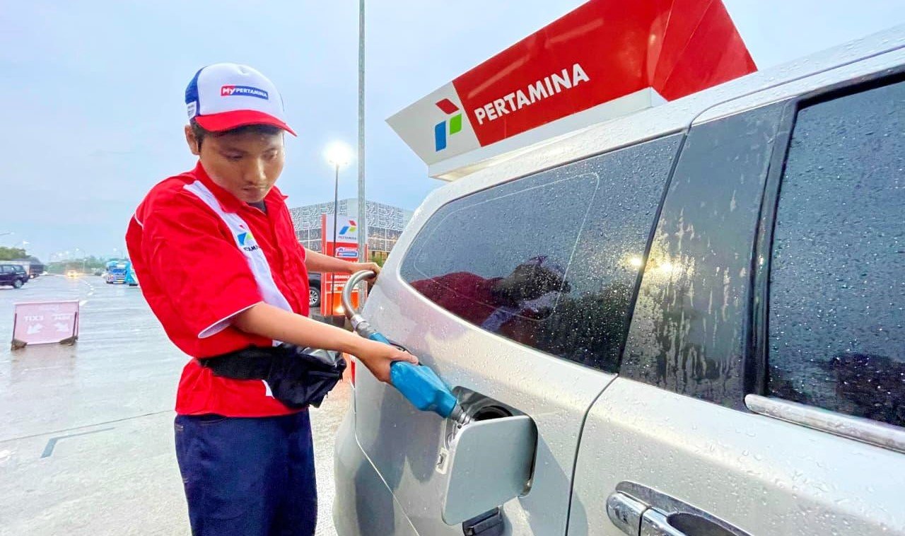ISI BBM - Petugas mengisi BBM pada tangki mobil di salah satu SPBU di Indonesia. Pertamina membantah isu kebaikan harga BBM per 1 April 2026.
(BIG.com/dok)