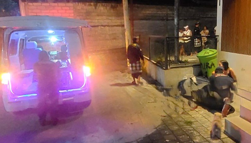 TOLONG RP- Petugas dan kekasih korban berupaya menolong RP yang terluka parah akibat dibacok orang tak dikenal di Banjar Anyar Kelod, Kerobokan, Kuta Utara, Badung, Senin (23/3) malam. BIG.com/istimewa