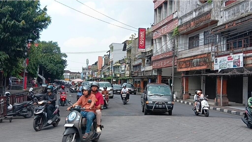 BAKAL DITATA - Jantung Kota Singasana, Tabanan, yang bakal ditata sehingga menciptakan suasana yang nyaman dan teratur. Begitupun pasar senggol rencananya direlokasi ke tempat lain. (BIG.com/ist)