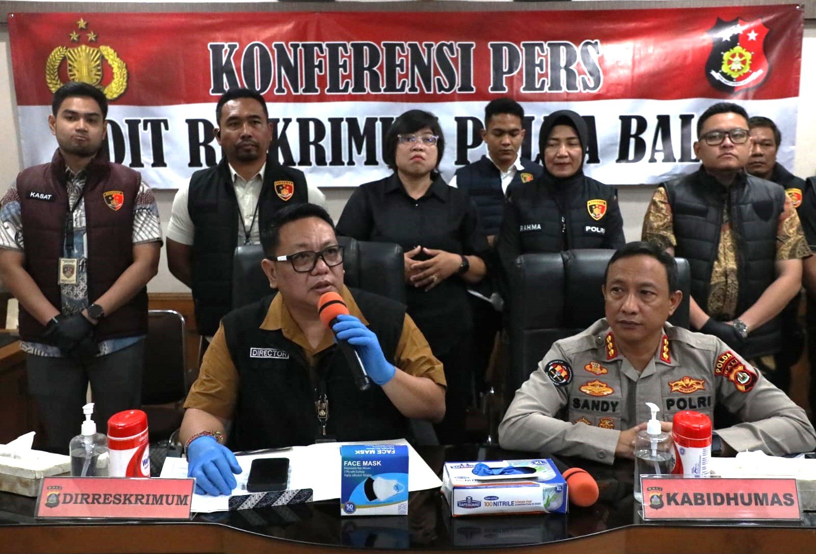 BERI KETERANGAN - Dirreskrimum Polda Bali Kombes Pol.Dr. I Gede Adhi Mulyawarman didampingi Kabid Humas Kombes Pol. Ariasandy memberi keterangan kepada wartawan mengenai penangkapan tiga tersangka kasus pelecehan seks terhadap wanita WNA di tempat berbeda. (BIG.com/ist)
