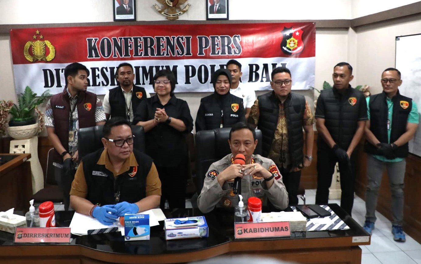 BERI KETERANGAN - Dirreskrimum Polda Bali Kombes Pol.Dr. I Gede Adhi Mulyawarman didampingi Kabid Humas Kombes Pol. Ariasandy memberi keterangan kepada wartawan mengenai penangkapan tiga tersangka kasus pelecehan seks terhadap wanita WNA di tempat berbeda. (BIG.com/ist)