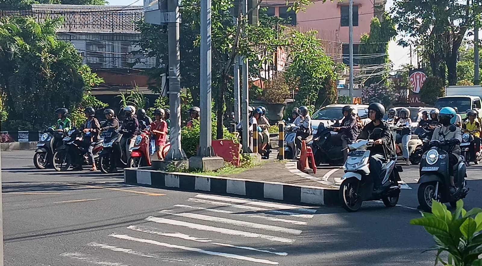 TAMBAH PELANGGARAN - Membiarkan perilaku pengendara motor untuk melanggar aturan berlalu-lintas terbukti menambah pelanggaran. Hal itu terjadi di perempatan Jalan Gatot Subroto-Jalan Bypas Ngurah Rai-Jalan WR Supratman di Tohpati, Dentim. Sejumlah sepeda motor sampai melewati rambu-rambu dan meluber hingga di luar jalur antrean. Pelanggaran kecil semacam ini bakal menjadi contoh buruk bagi pelanggaran yang lain, sehingga juga terjadi di tempat lain. Polisi tidak tegas menerapkan aturan.
(BIG.com/dok)