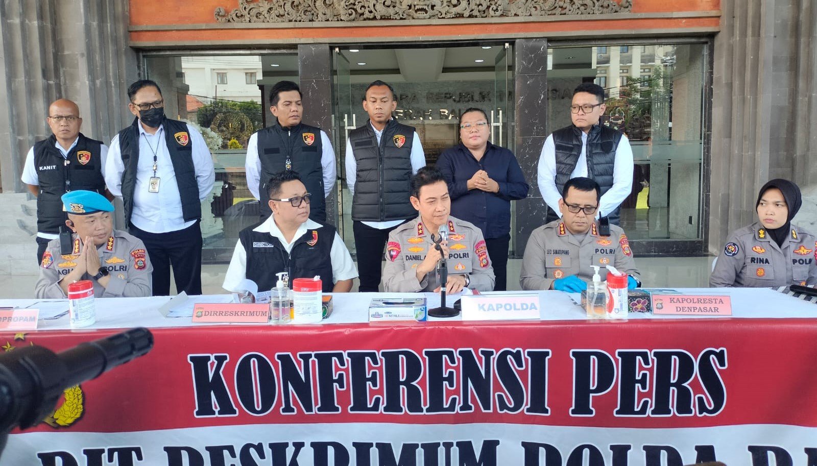 BERI PENJELASAN - Kapolda Bali Irjen Pol. Daniel Adityajaya didampingi Direskrimum Kombes Pol. Dr. I Gede Adhi Mulyawarman dan jajaran memberi penjelasan mengenai kasus pembantaian warga Ukraina, Senin (30/3/2026). (BIG.com/ist)