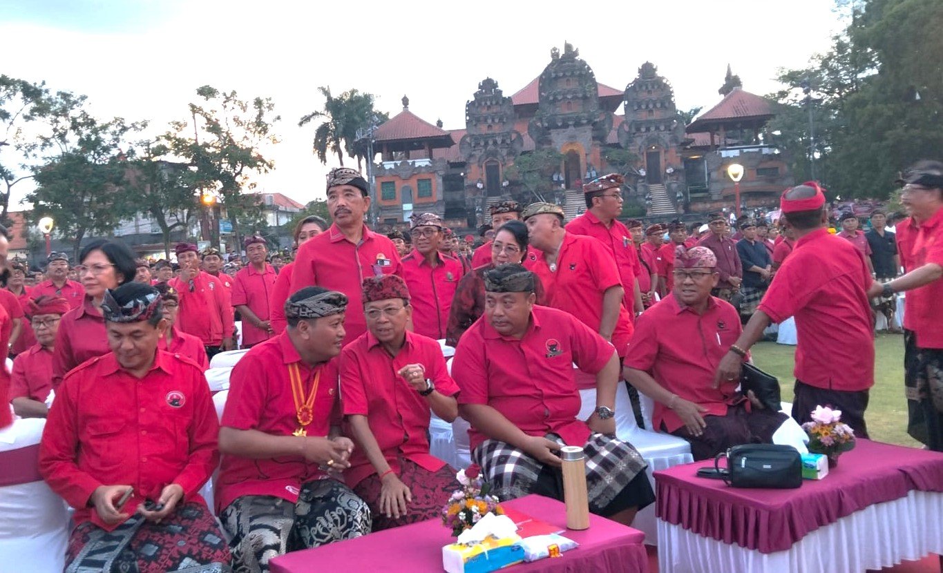 BINCANG SERIUS - Ketua DPD PDI Perjuangan Wayan Koster bersama Ketua DPC PDIP Gianyar I Made Mahayastra dan anggota DPR RI dari PDIP I Nyoman Parta, berbincang serius dalam acara pengukuhan serentak Pengurus PAC, Ranting dan Anak Ranting Partai Demokrasi Indonesia Perjuangan (PDIP) se-Kabupaten Gianyar di Alun-alun Kota Gianyar, Minggu (29/3/2026) sore. (BIG.com/ist)