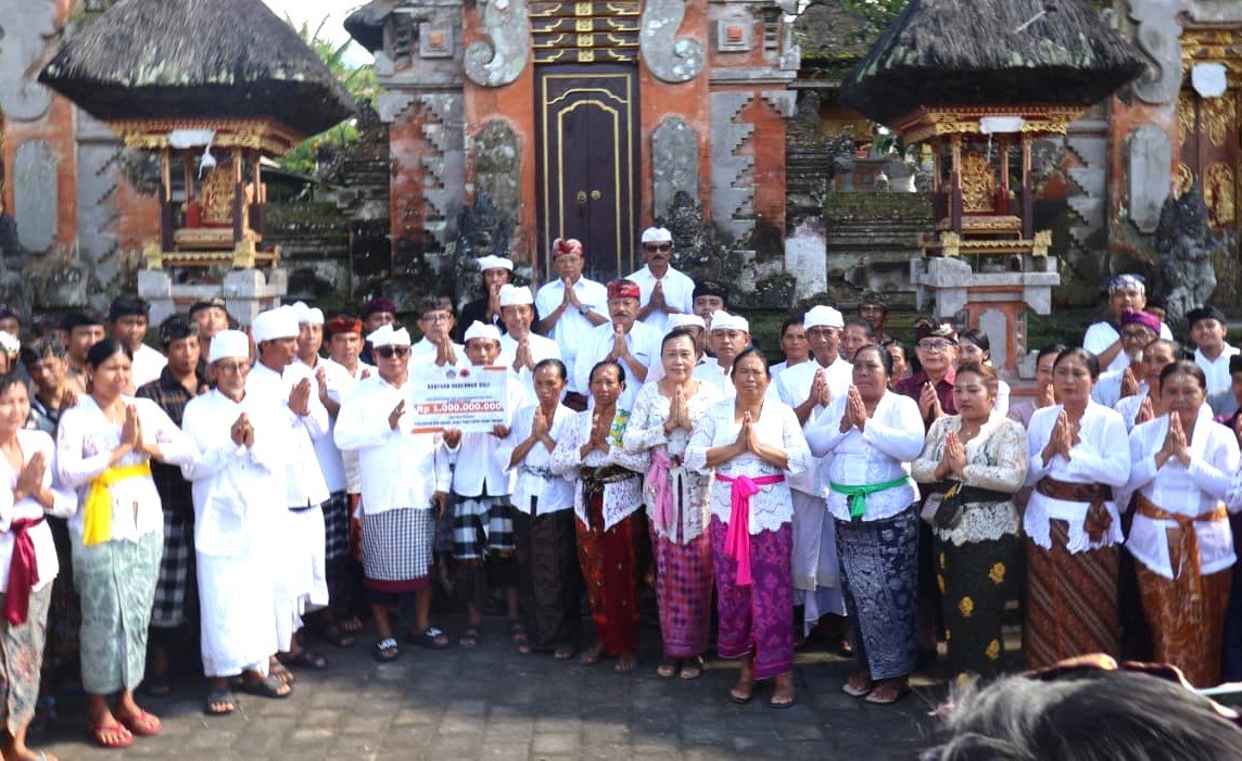SERAHKAN BANTUAN - Gubernur Bali Wayan Koster saat menyerahkan bantuan secara simbolis senilai Rp1 miliar untuk perbaikan empat bangunan yang rusak di Pura Luhur Pucak Tinggah, Banjar Angseri, Desa Angseri, Kecamatan Baturiti, Tabanan, Senin (30/3/2026). (BIG.com/ist)