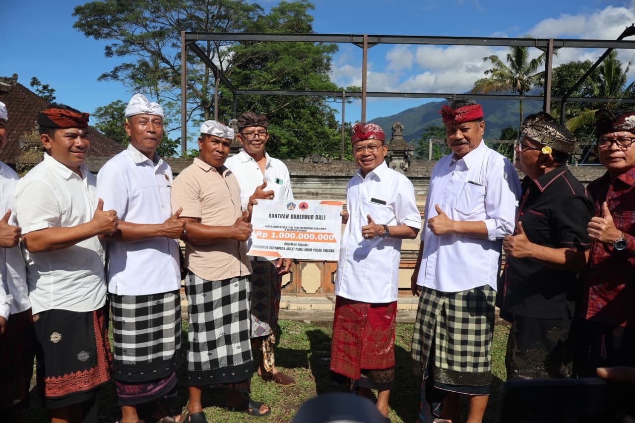 Ringankan Beban Warga, Gubernur

Serahkan Rp1 M untuk Perbaiki Pura