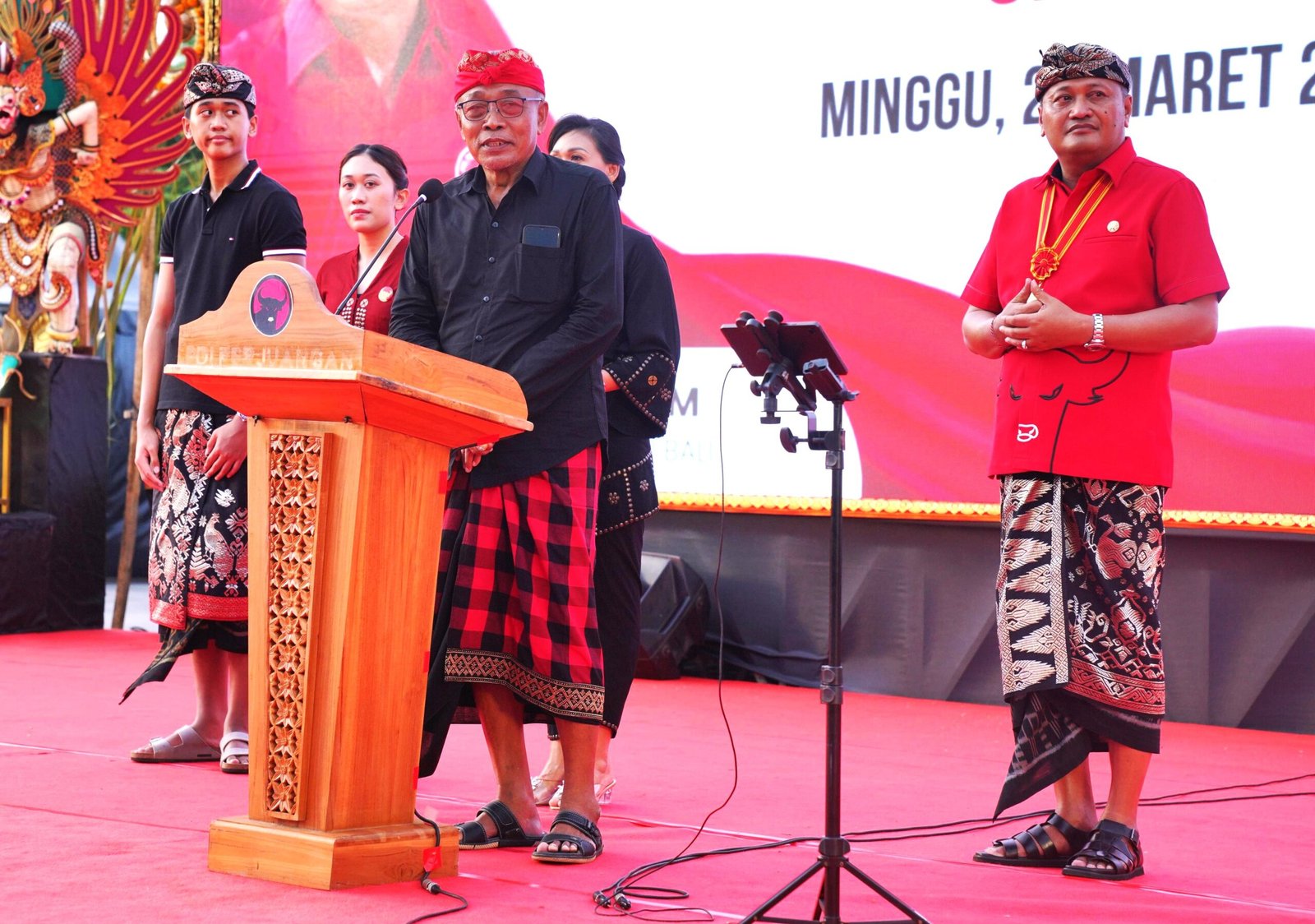 ACARA SYUKURAN - Mantan Ketua DPRD Gianyar, Wayan Ardita (baju hitam) dan I Made Mahayastra beserta keluarga dalam suatu acara syukuran di Alun-alun Gianyar, Minggu (29/3/2026). (BIG.com/ist)