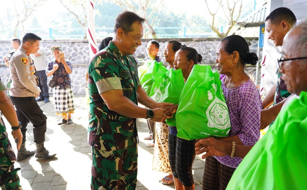 PELETAKAN BATU PERTAMA - Kasdam IX/Udayana Brigjen TNI Taufiq Hanafi saat memimpin groundbreaking (peletakan batu pertama) pembangunan Jembatan Garuda di Desa Lokapaksa, Kecamatan Seririt, Buleleng, Senin (30/3/2026). (BIG.com/ist)