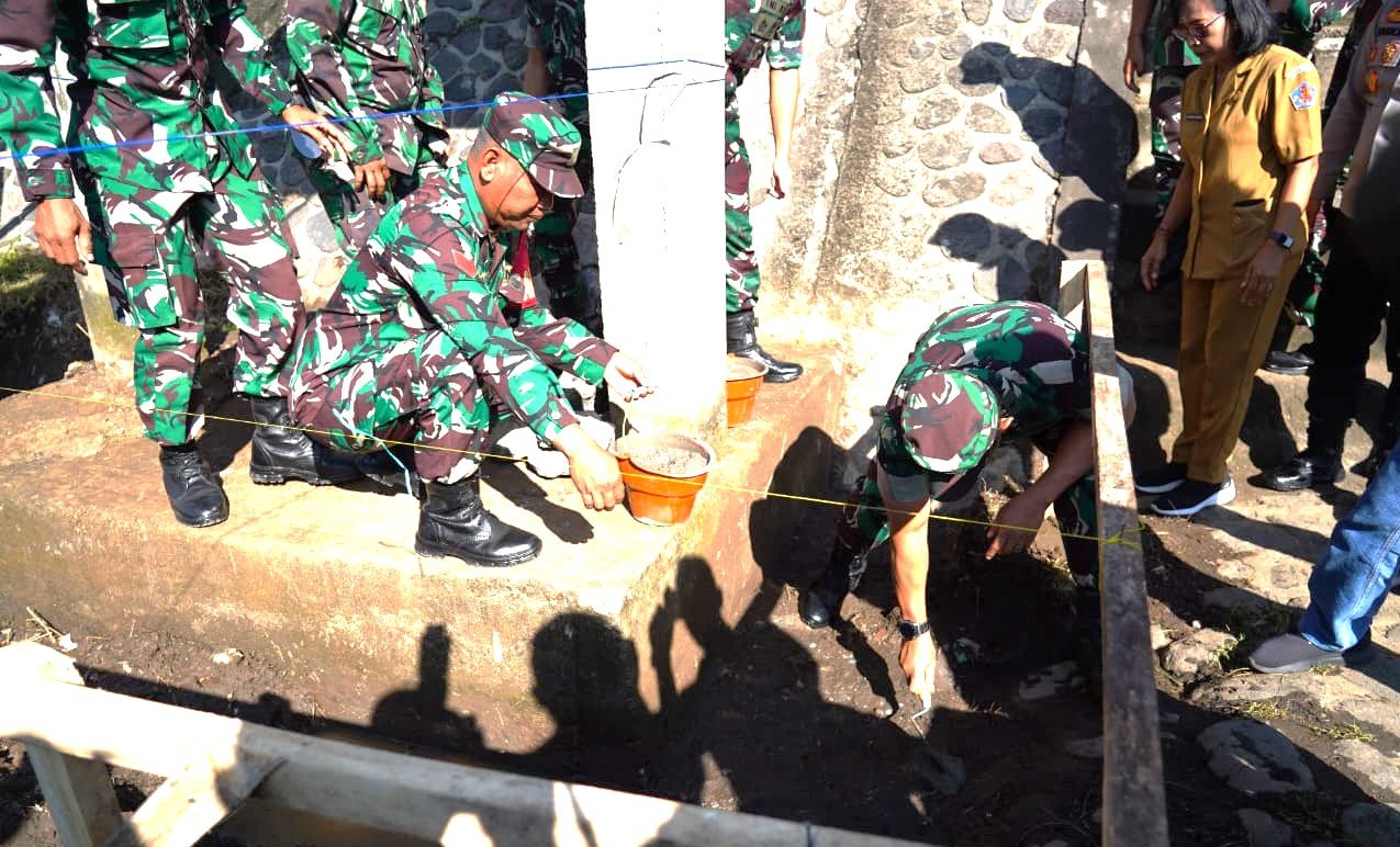 PELETAKAN BATU PERTAMA - Kasdam IX/Udayana Brigjen TNI Taufiq Hanafi saat memimpin groundbreaking (peletakan batu pertama) pembangunan Jembatan Garuda di Desa Lokapaksa, Kecamatan Seririt, Buleleng, Senin (30/3/2026). (BIG.com/ist)