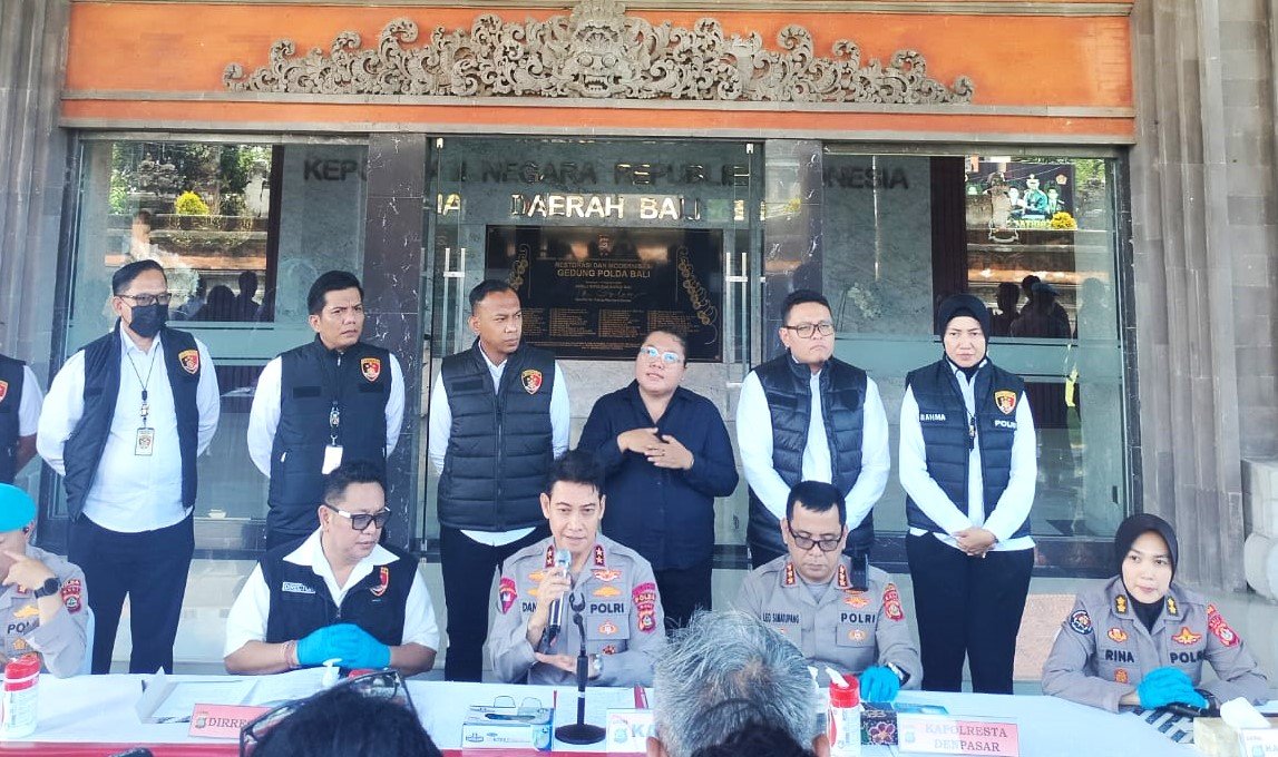 BERI PENJELASAN - Kapolda Bali Irjen Pol. Daniel Adityajaya didampingi Direskrimum Kombes Pol. Dr. I Gede Adhi Mulyawarman dan jajaran memberi penjelasan mengenai kasus pembantaian warga Ukraina, Senin (30/3/2026).
(BIG.com/ist)