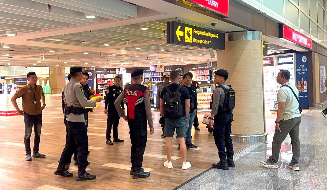 PRIA INGGRIS DIAMANKAN - Pris asal Inggris berinisial SL saat diamankan di Polres Kawasan Bandara I Gusti Ngurah Rai, Tuban, Kuta, Badung. (BIG.com/ist)