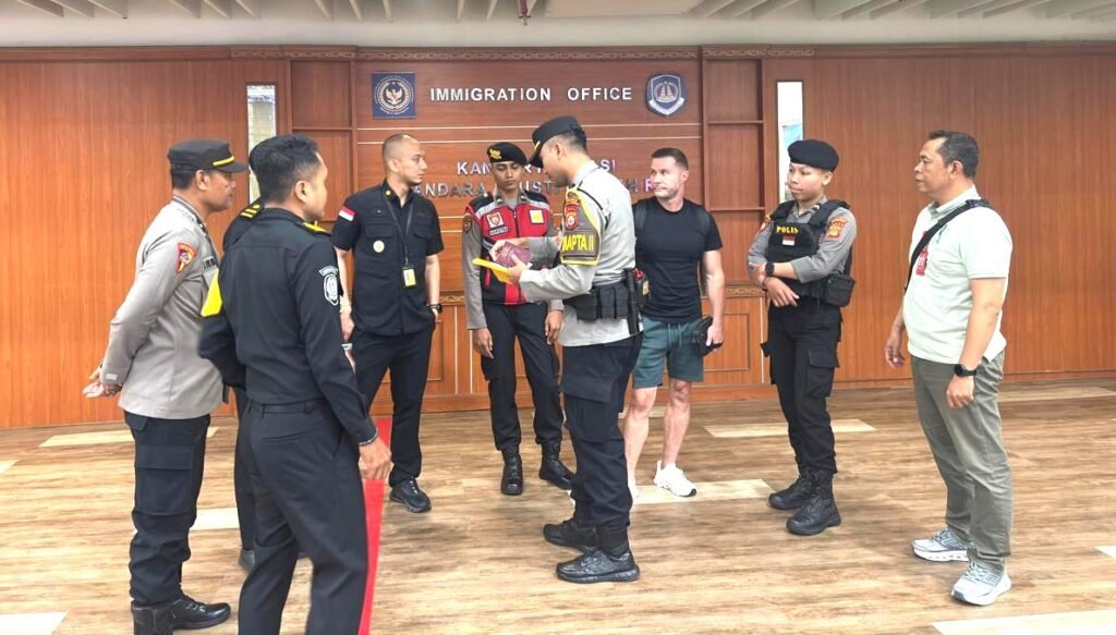 PRIA INGGRIS DIAMANKAN - Pris asal Inggris berinisial SL saat diamankan di Polres Kawasan Bandara I Gusti Ngurah Rai, Tuban, Kuta, Badung. (BIG.com/ist)