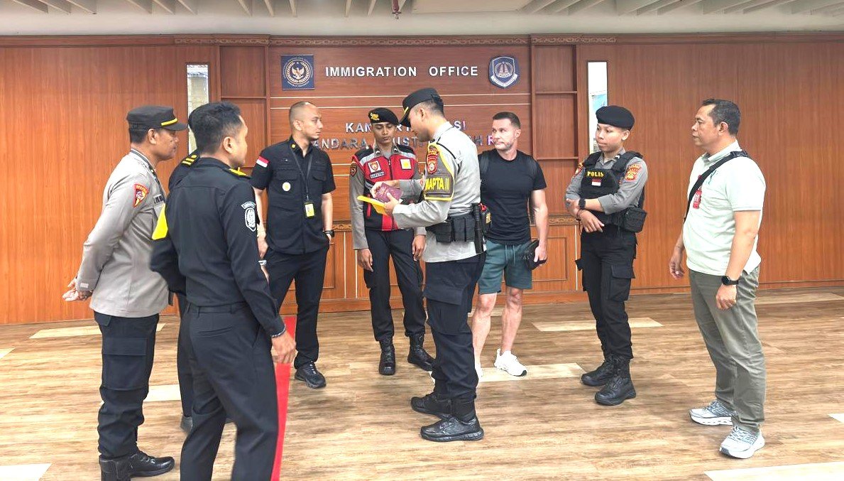 PRIA INGGRIS DIAMANKAN - Pris asal Inggris berinisial SL saat diamankan di Polres Kawasan Bandara I Gusti Ngurah Rai, Tuban, Kuta, Badung. (BIG.com/ist)