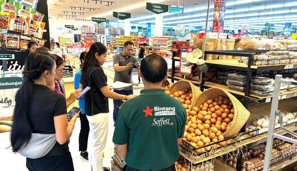 SIDAK KE SUPERMARKET - Satgas Saber Pelanggaran Harga, Keamanan, dan Mutu Pangan Provinsi Bali saat sidak ke Supermarket Bintang di Jalan Hayam Wuruk, Denpasar, Minggu (29/3/2026). (BIG.com/ist)