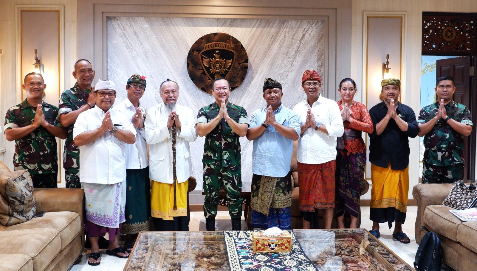 MENGHADAP PANGDAM - Panitia Dharma Santi Nasional 2026 yang dipimpin Ketum Marsda TNI (Purn.) I Made Susila Adnyana saat menghadap Pangdam IX/Udayana Mayjen TNI Piek Budyakto.
Big.com/Doflank