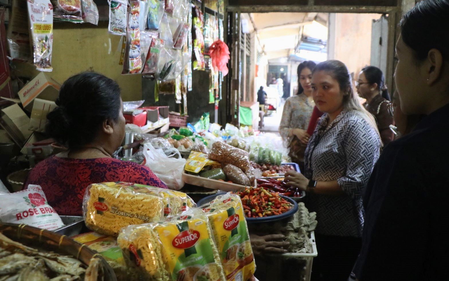 CEK HARGA PANGAN - Satgas Pangan Polda Bali bersama instansi terkait mengecek dan memonitor harga-harga pangan di pasar tradisional di Denpasar pada Kamis (26/3/2026). (BIG.com/ist)