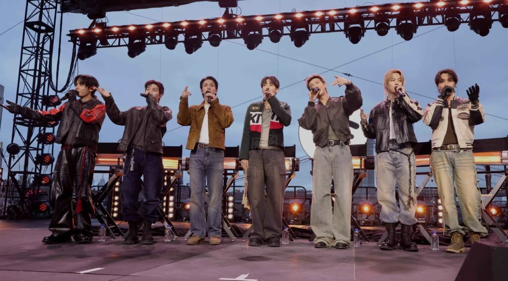 RILIS ALBUM - Personel BTS saat merayakan rilis album baru mereka ‘’Arirang’’di Pier 17, New York City, AS, pada Senin (23/3/2026). (BIG.com/ist)