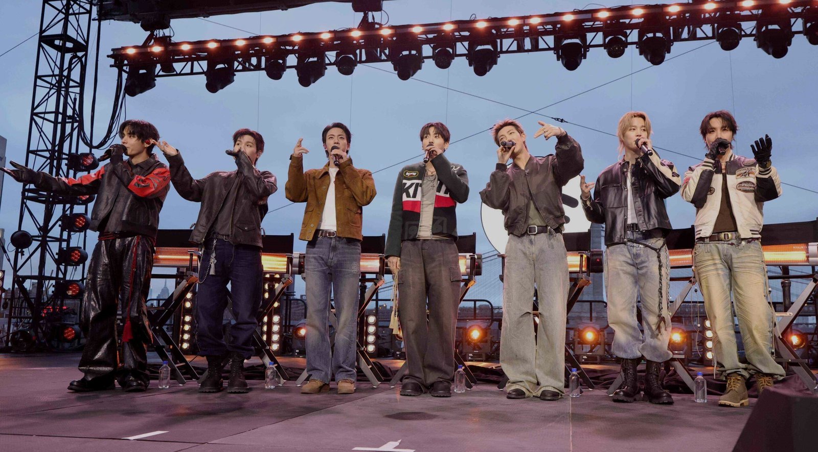 RILIS ALBUM - Personel BTS saat merayakan rilis album baru mereka ‘’Arirang’’di Pier 17, New York City, AS, pada Senin (23/3/2026). (BIG.com/ist)