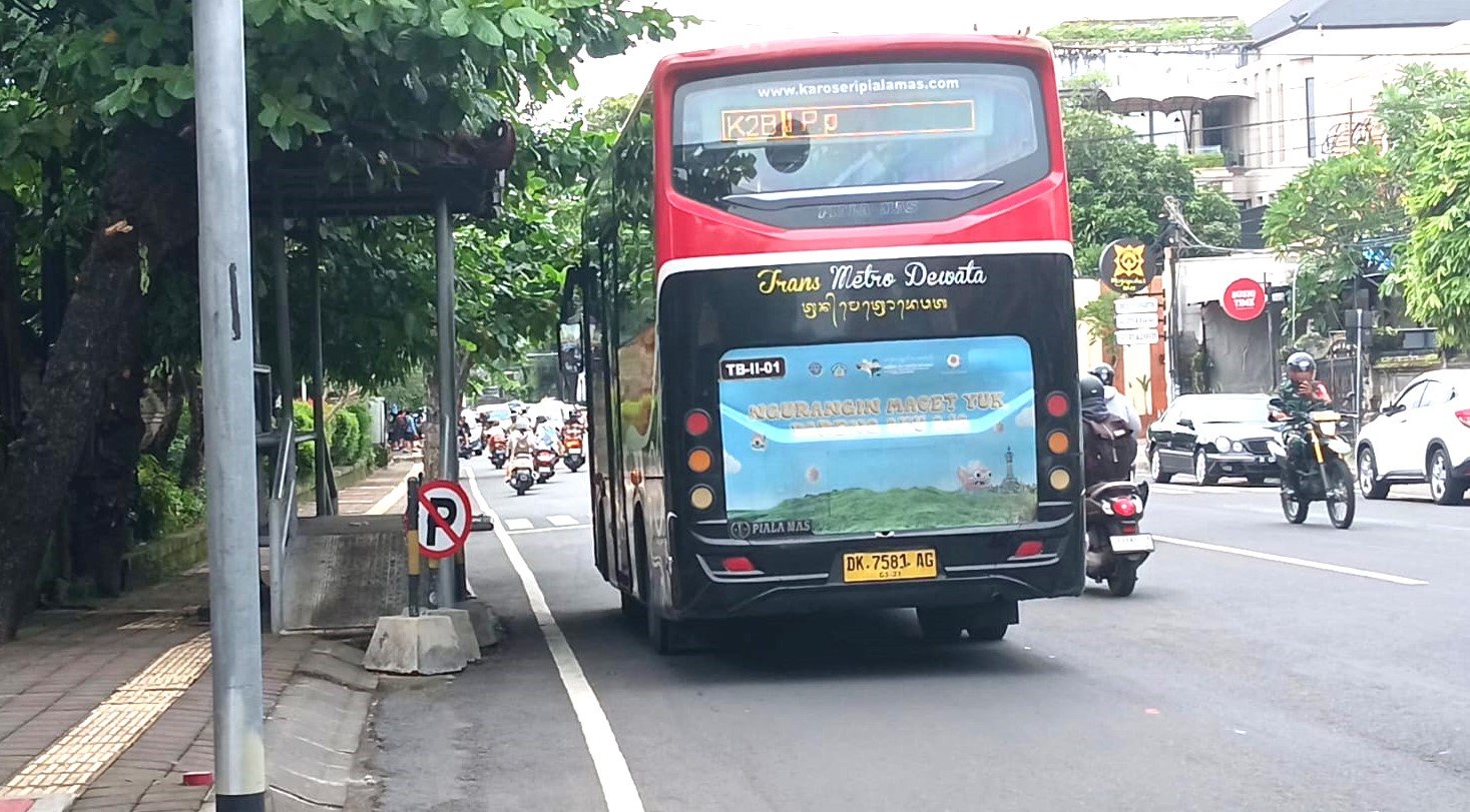 BELUM DIMINATI  PENUMPANG - Kendati bertarif murah, anggota bus antarkabupaten/kota, Trans Metro Dewata, ternyata belum juga diminati masyarakat luas sebagai alat transportasi publik yang ramah. Hanya kalangan tertentu saja yang mau naik bus ini, sedangkan warga lain kebanyakan ogah karena jalur terbatas alias tak ada kendaraan pengumpan hingga pelosok. Jumlah penumpang Trans Metro Dewata sehari-hari bisa dihitung dengan jari. Ujung-ujungnya bus jadi mubazir dan menghabiskan uang percuma.
(BIG.com/dok)