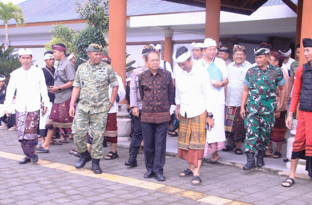CEK FASILITAS - Gubernur Bali Wayan Koster dan rombongan, Kamis (2/4/2026) hendak mengecek semua fasilitas di sekitar Pura Besakih menjelang karya Ida Bhatara Turun Kabeh (IBTK) Tahun 2026.
(BIG.com/ist)