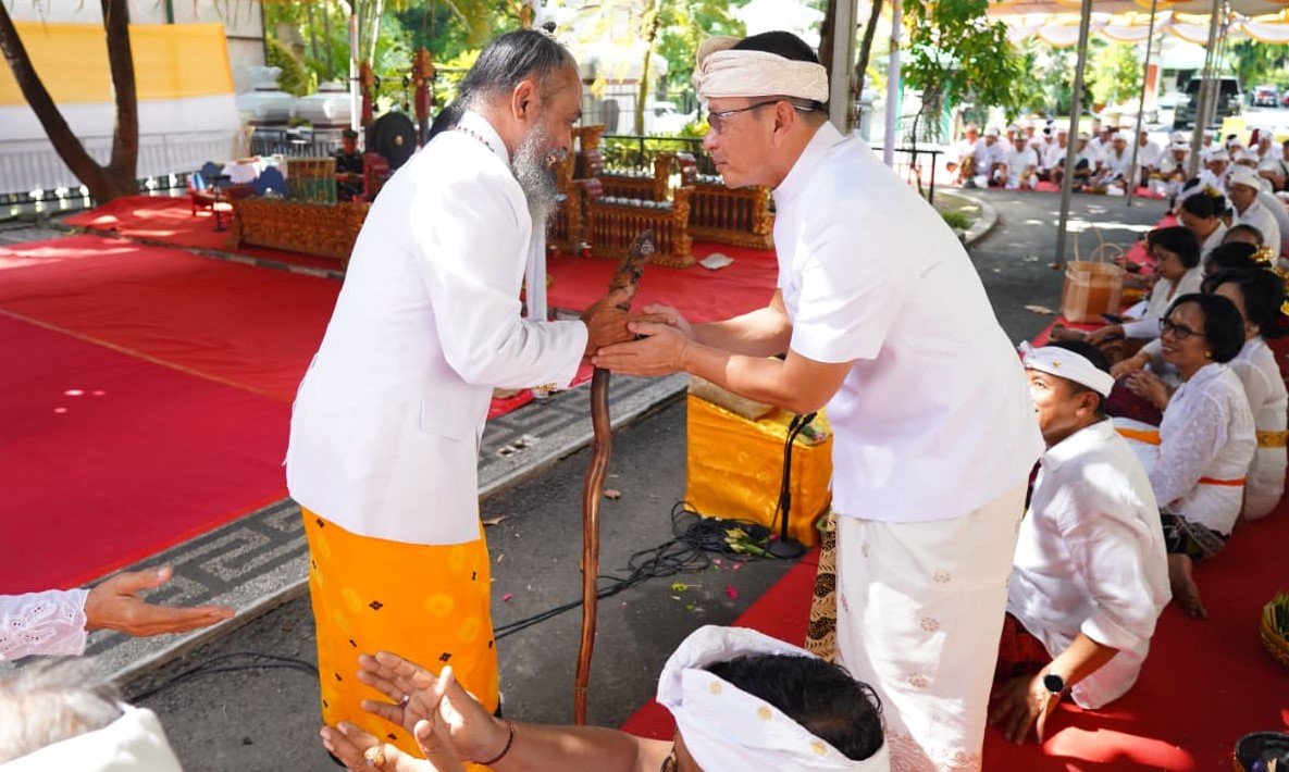 HADIRI PIODALAN - Pangdam IX/Udayana Mayjen TNI Piek Budyakto saat menghadiri piodalan Puja Wali Pura Agung Udayana, Kamis (2/4/2026), yang dirangkaikan dengan Dharma Shanti hari raya Nyepi Tahun Baru Saka 1948/2026 M di Pura Agung Udayana, Makodam IX/Udayana, Jalan Udayana No. 1 Denpasar.
(BIG.com/ist)