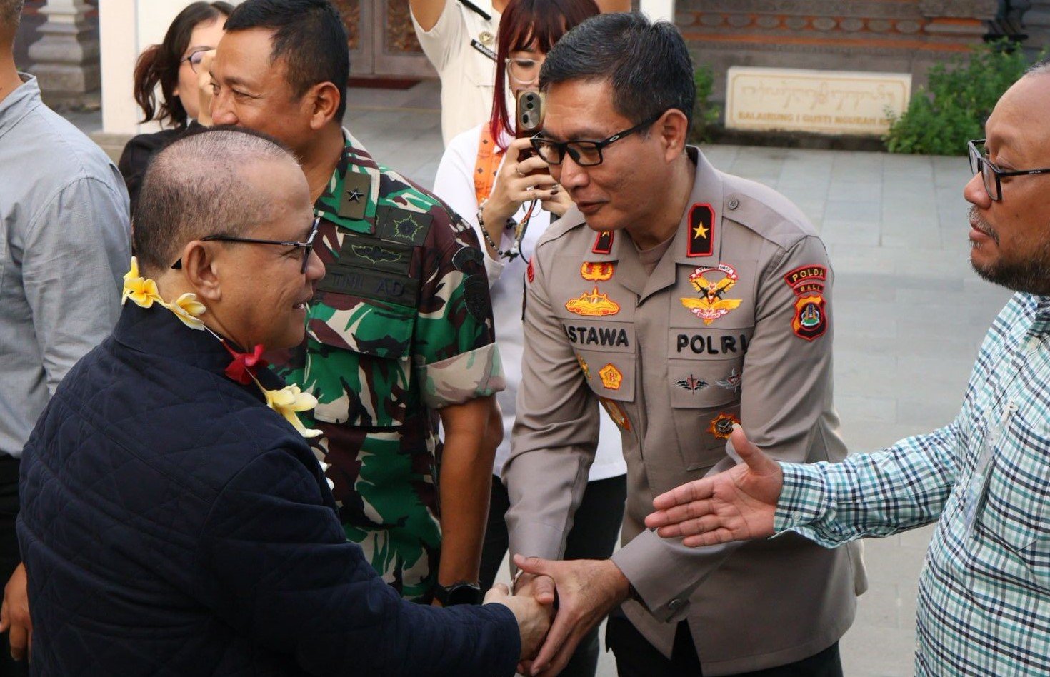SAMBUT MENTERI - Wakapolda Bali Brigjen Pol. I Made Astawa menyambut kedatangan Menteri Pelindungan Pekerja Migran Indonesia (P2MI)/Kepala Badan Pelindungan Pekerja Migran Indonesia (BP2MI) Mukhtarudin menjelang pelepasan 1.000 pekerja migran Indonesia (PMI) ke Bulgaria.
(BIG.com/ist)