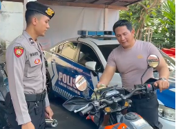 PIMPIN PERAWATAN -  Kasat Samapta Polres Klungkung AKP I Gusti Lanang Jelantik memimpin kegiatan perawatan dan pemeliharaan sarana-prasarana setempat sehingga tetap terjaga dengan baik.
(BIG.com/ist)