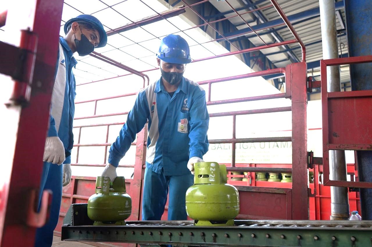 STOK AMAN - Pengisian tabung LPG 3 kg di salah satu SPBE. Pertamina Patra Niaga menjamin stok BBM dan LPG aman tercukupi dan seluruh infrastruktur disiagakan selama long weekand.
(BIG.com/ist)