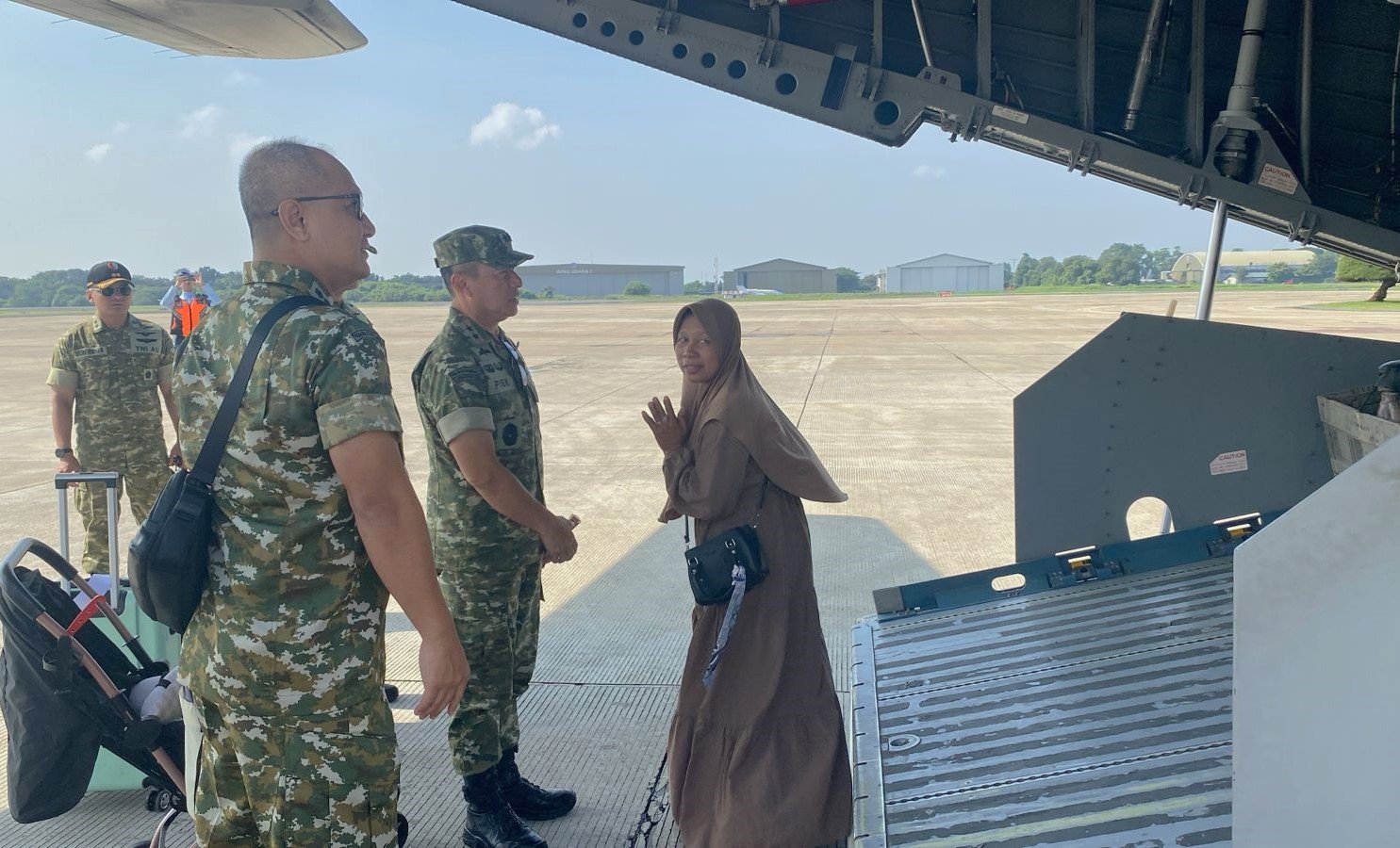SAMBUT JENAZAH - Pangdam IX/Udayana Mayjen TNI Piek Budyakto bincang-bincang dengan istri Serka (Anumerta) M. Nur Ichwan, yang prajurit Kodam IX/Udayana. Jenazahnya saat tiba dari Lebanon melalui Bandara Internasional Soekarno-Hatta, Tangerang, Banten, Sabtu (4/4/2026).
(BIG.com/ist)
.