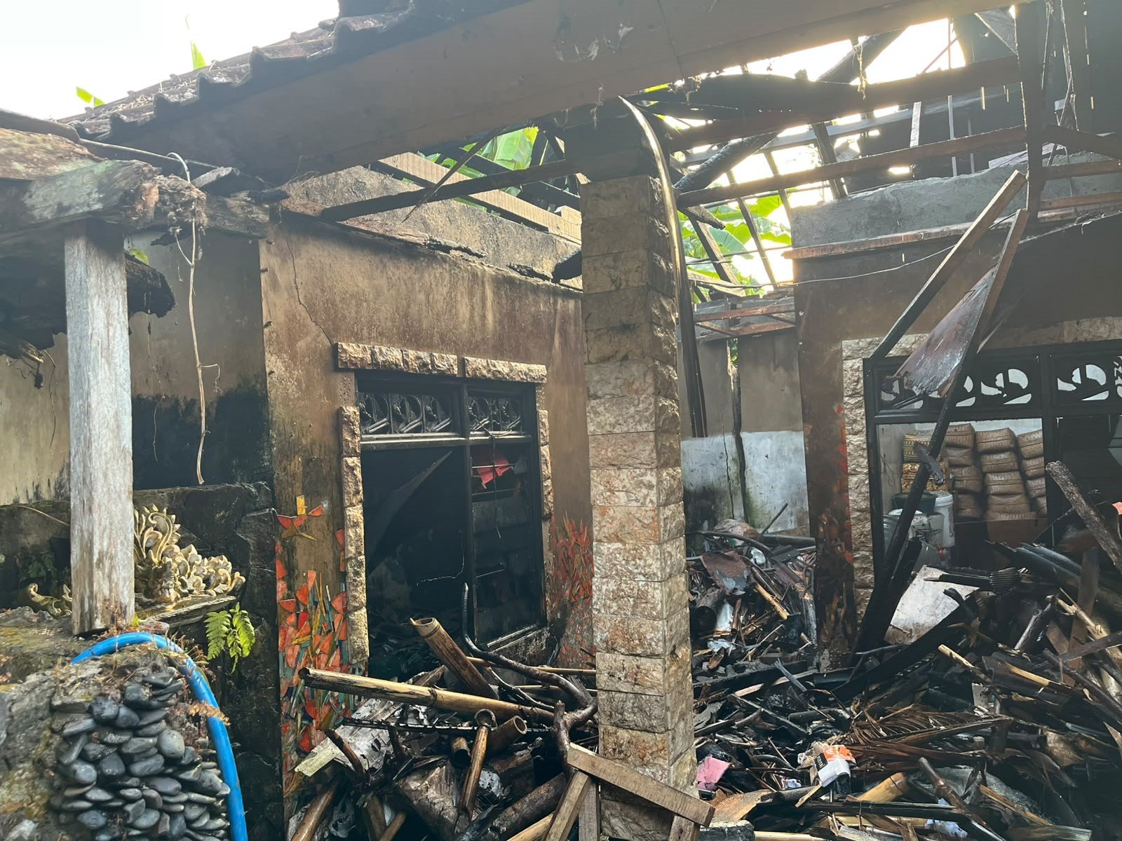 Senin--rumah terbakar