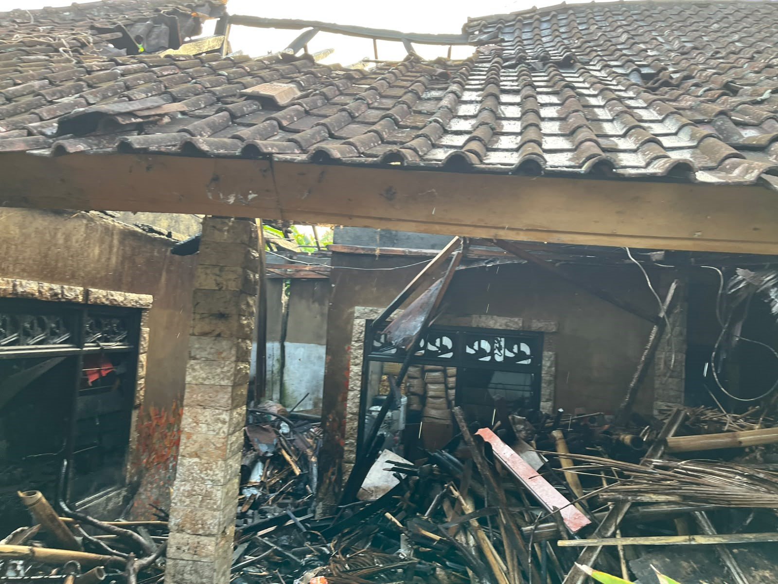 Senin--rumah terbakar1