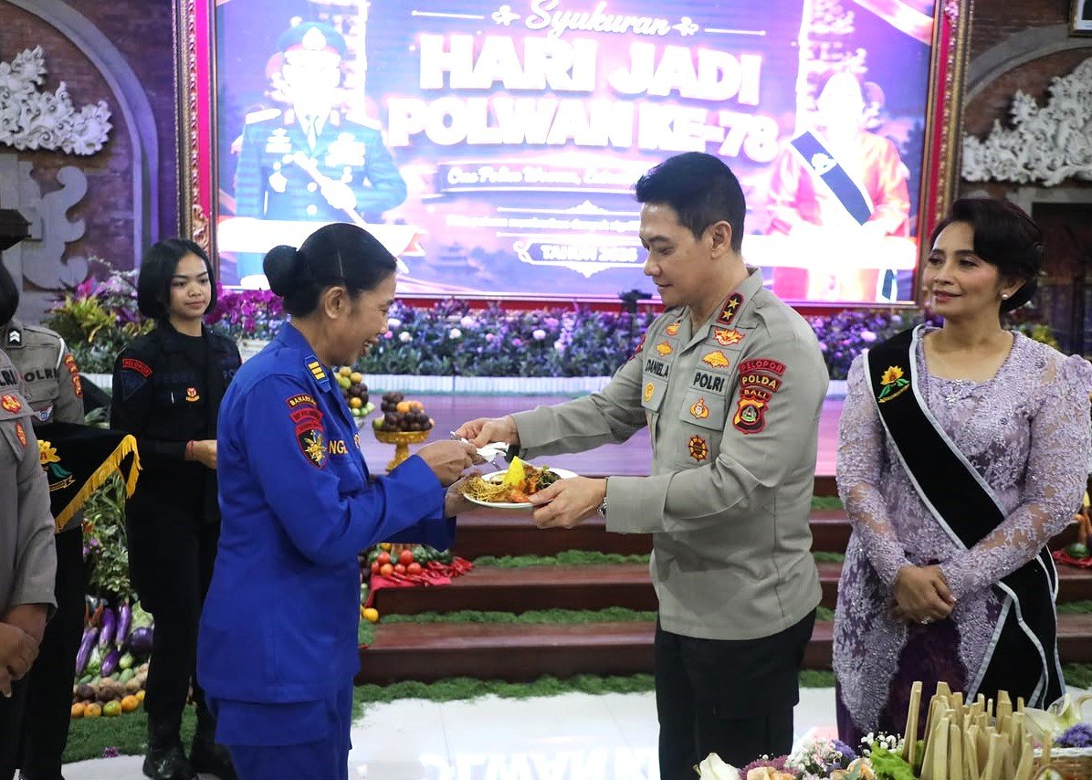Selasa--polwan1